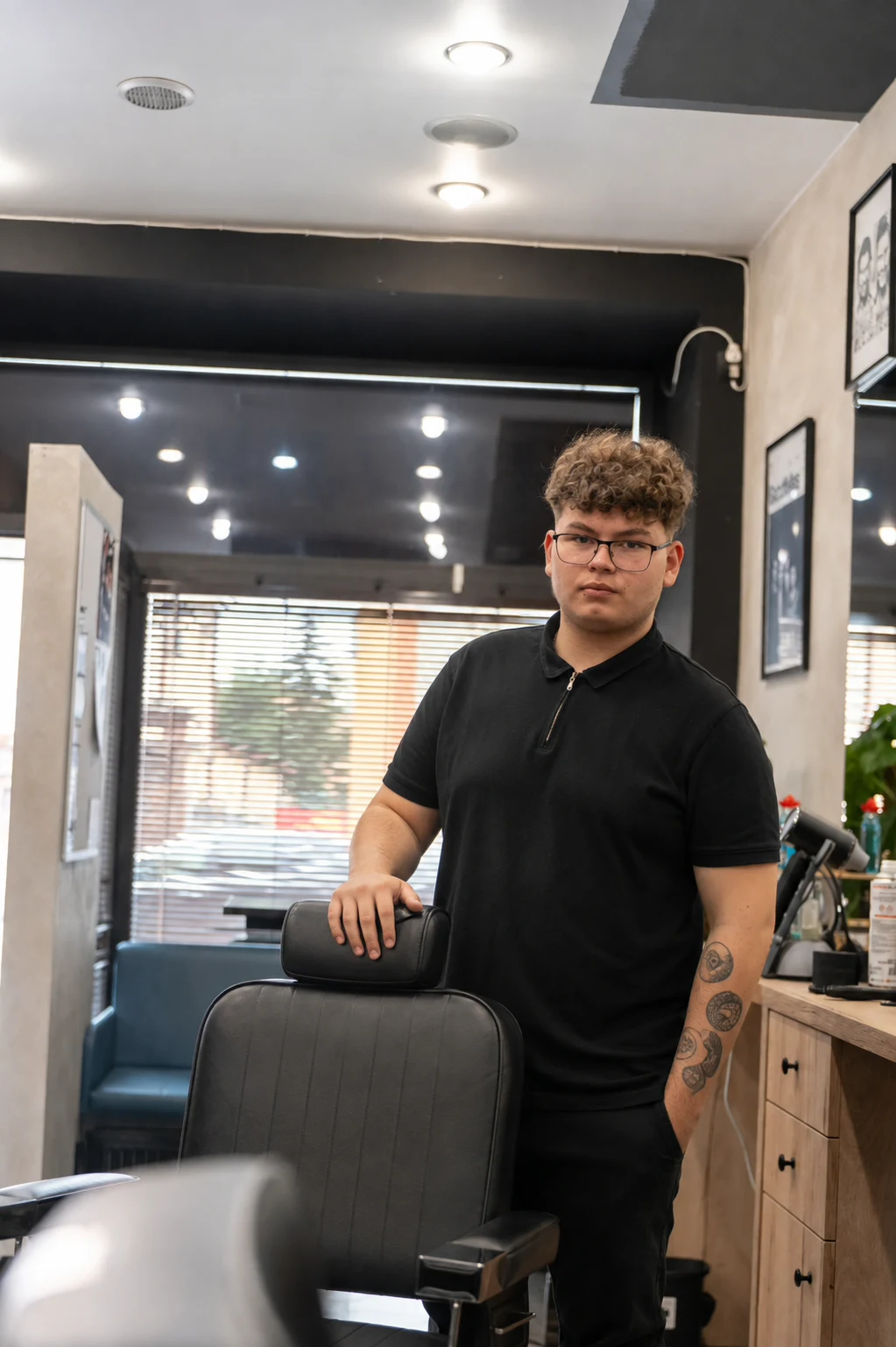 Dominik Pelc, barber specjalizujący się w męskich fryzurach i cieniowaniu w Zakład? w Przemyślu