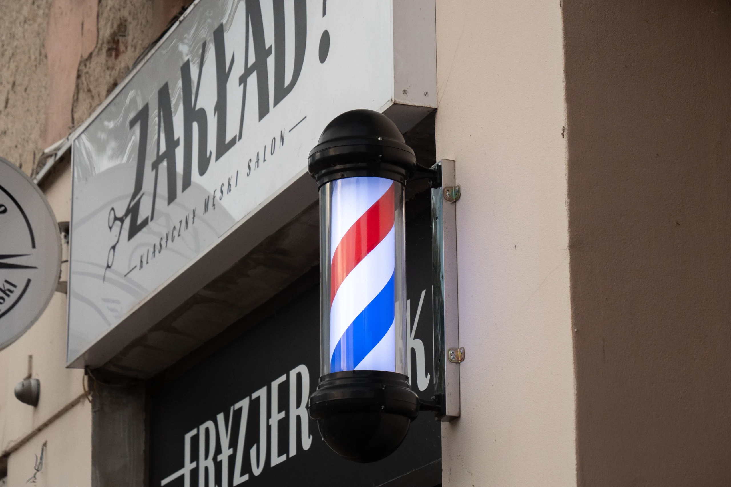 Klasyczna lampa barberska w Zakład? w Przemyślu