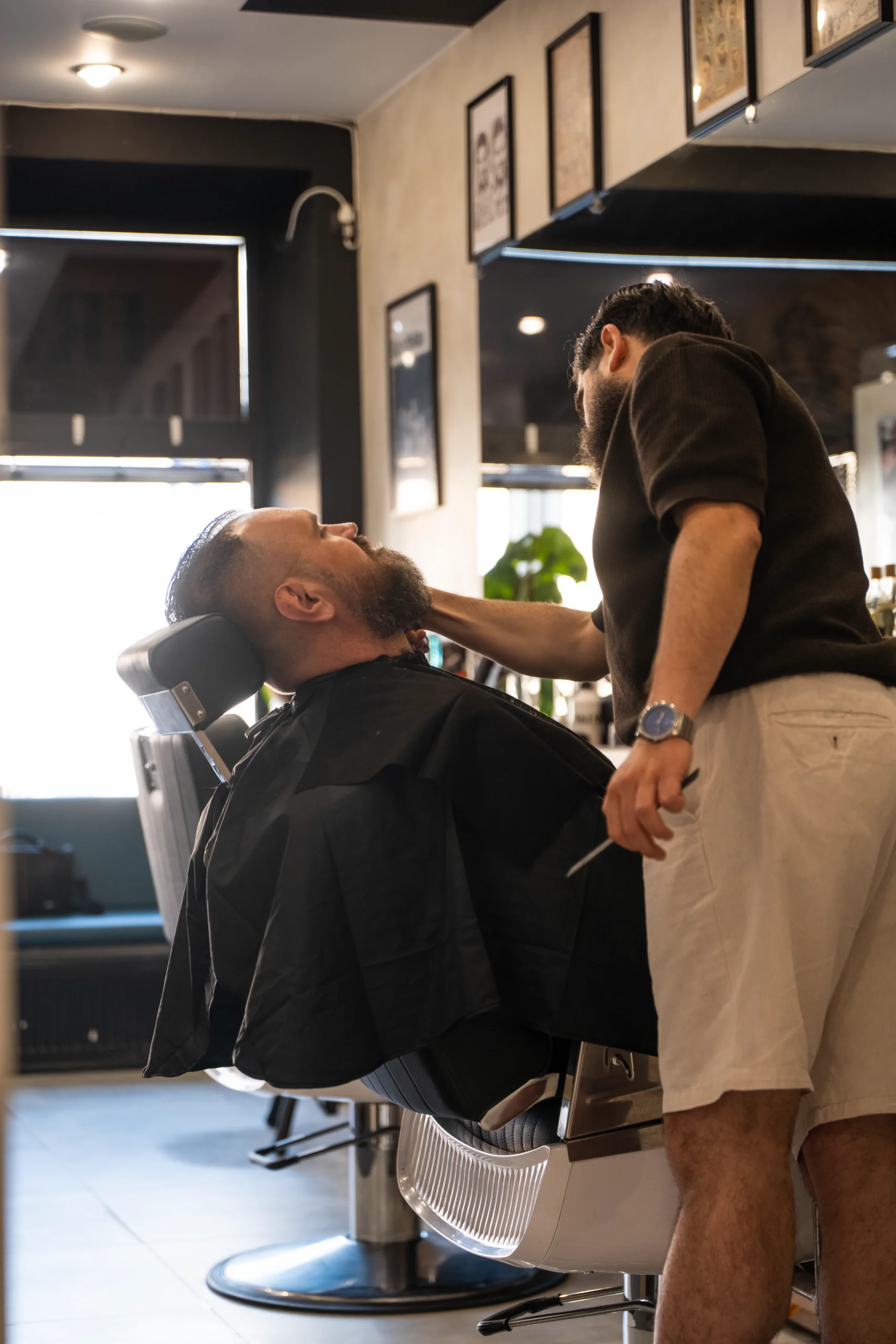 Barber przygotowuje się do pracy w Zakład? w Przemyślu