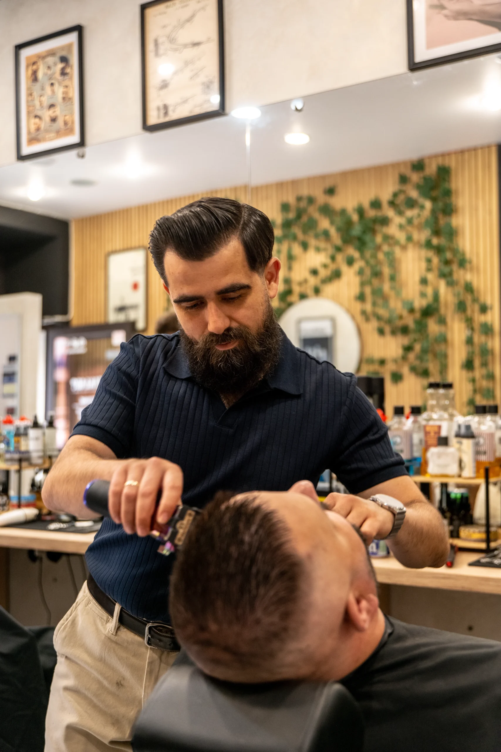 Barber precyzyjnie strzyże klienta w Zakład? – klasycznym salonie fryzjerskim w Przemyślu