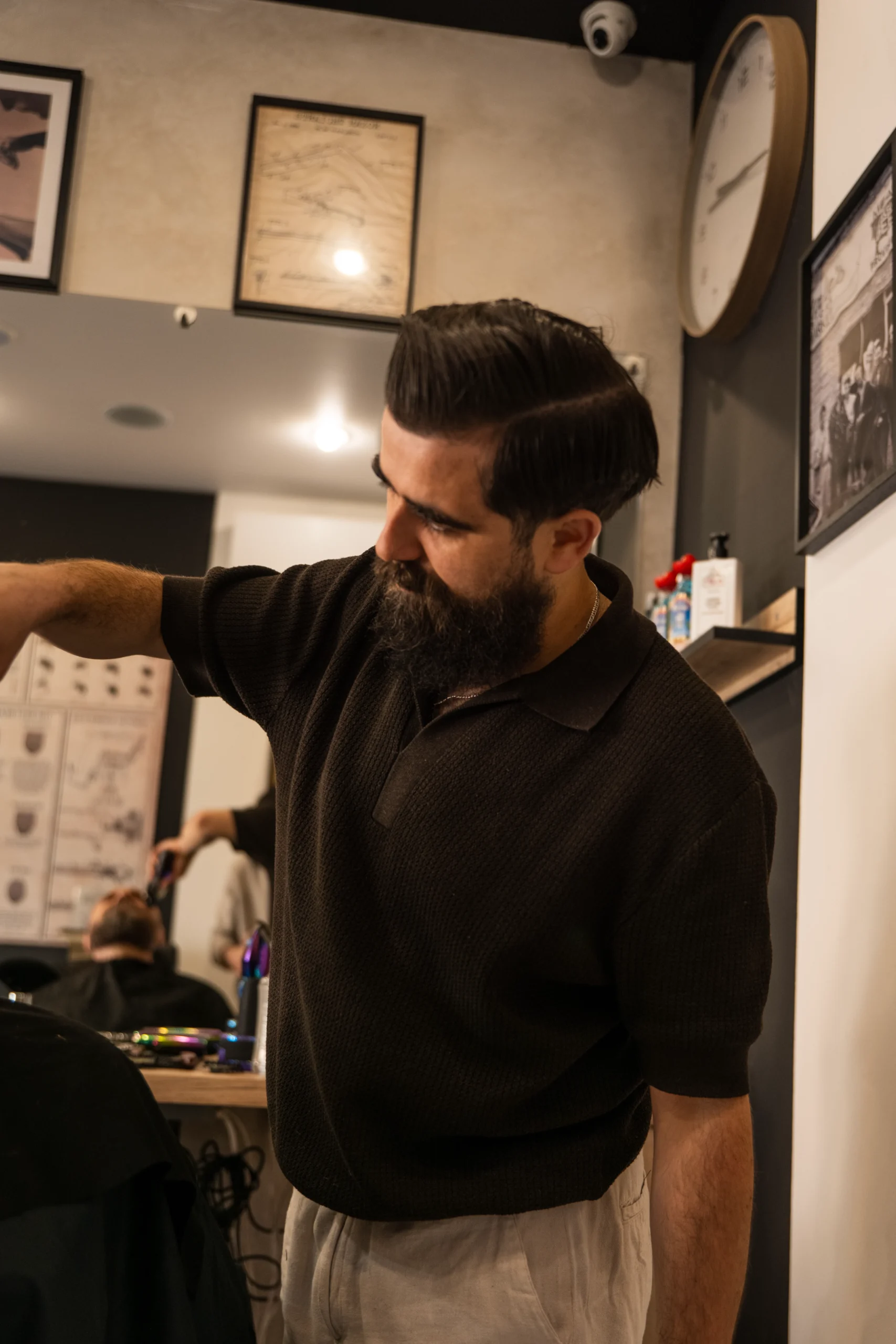 Barber precyzyjnie wykonuje strzyżenie maszynką w Zakład? w Przemyślu